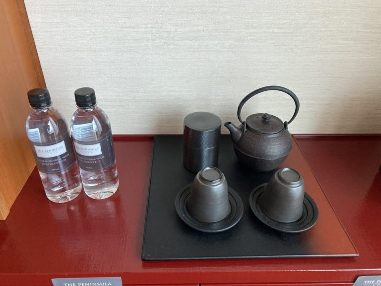 お茶は無料で飲めます!ペットボトルのお水も無料でいただけます。