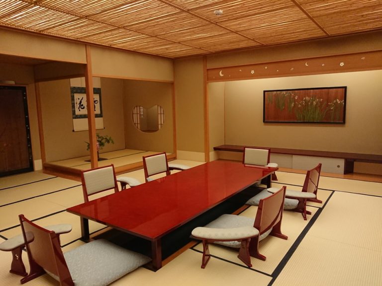 波風亭 個室(桂月) 縁側から館内の緑や滝を眺めることができます。