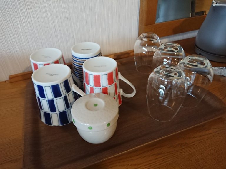 人数分のグラスとマグカップ、紅茶が用意されています