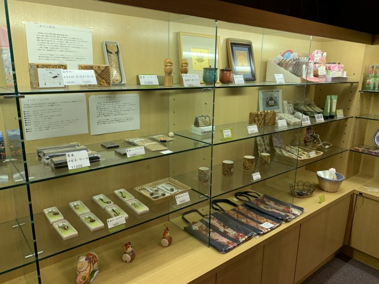 売店は工芸品などを扱う
