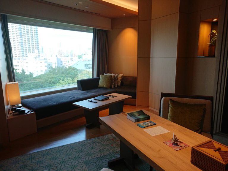 ソファー 窓際には足を伸ばして寛げるソファーがあり、のんびりとTVを見たり景色を眺めることができます。