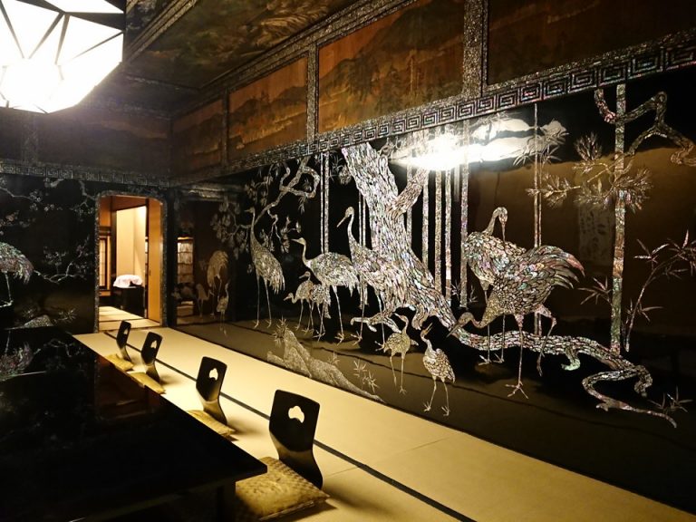 波風亭 個室(竹坡) 壁、天井に螺鈿細工が施された豪華絢爛な個室です。