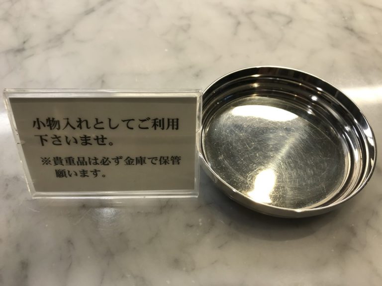 部屋 洗面台8(小物入れも用意されている)