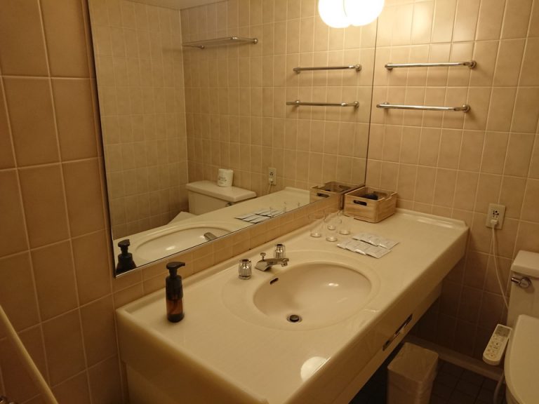 広めの洗面台で鏡も大きく使いやすかったです