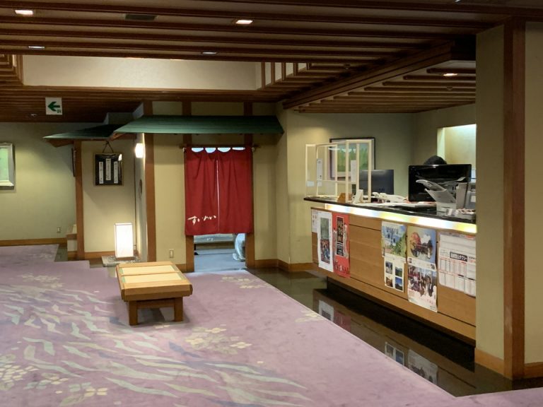 コンパクトなフロントデスク