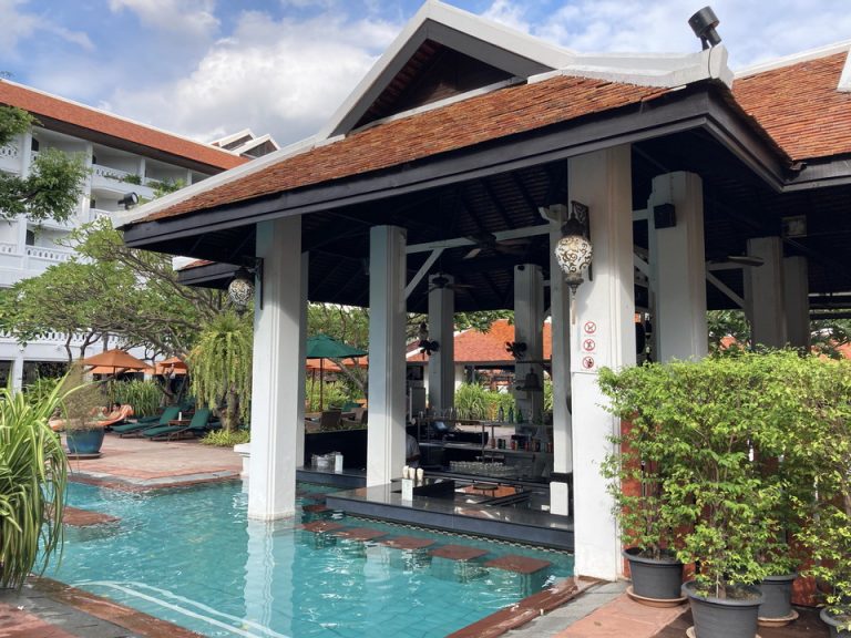 プールにあるバー