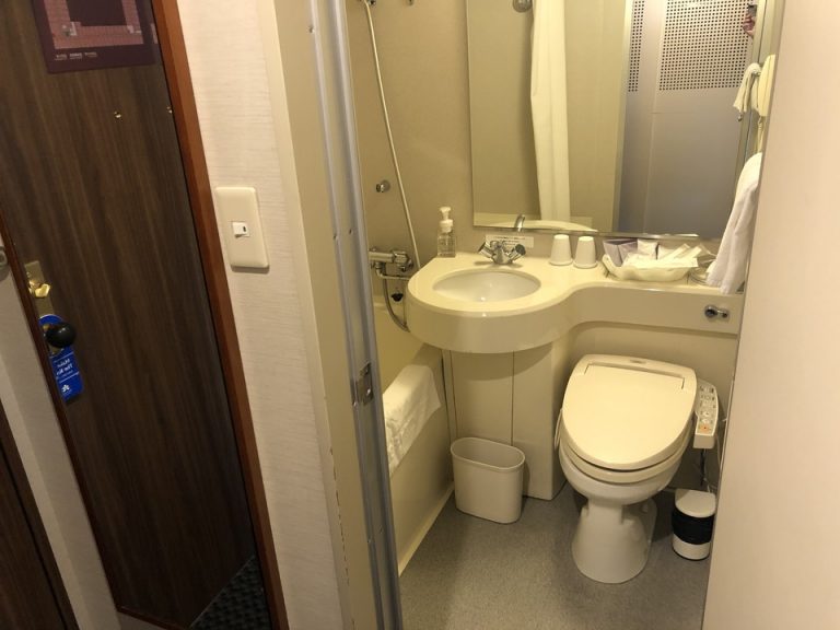 バスルーム入口から全景