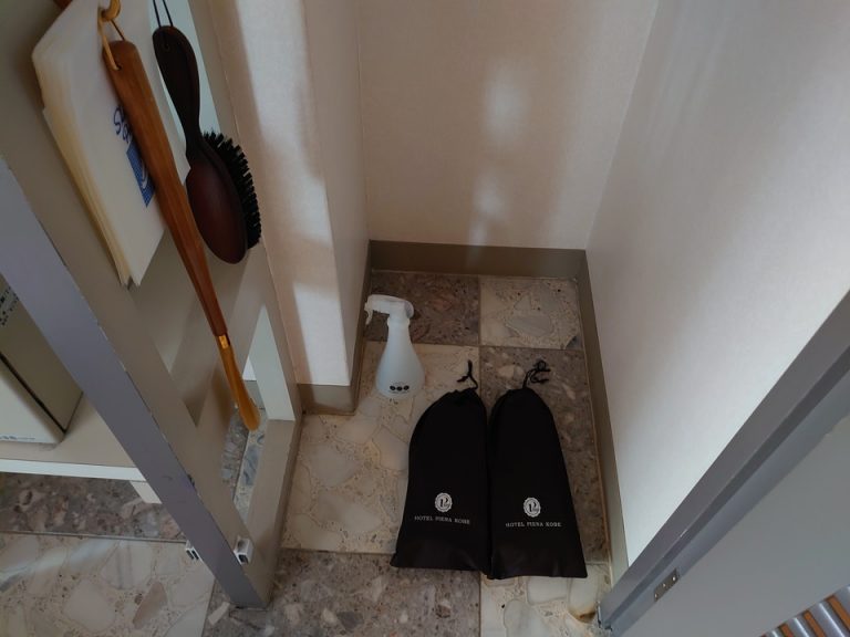 ブラシ、靴べら、消臭スプレー、スリッパ