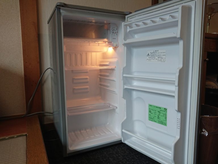 冷蔵庫の中は空でお土産や飲み物などたくさん買い出ししてきても十分入れられます