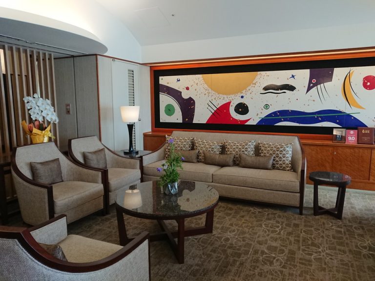 フロントカウンター後ろにあるロビー。宿泊者専用階のためこじんまりとしています。