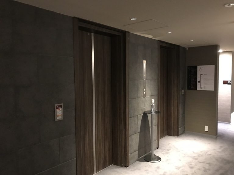 エレベーター8F1