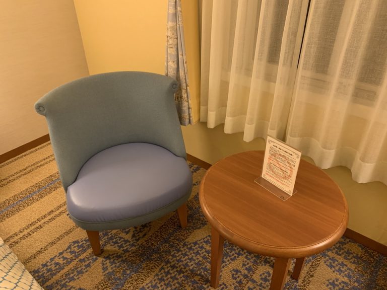 サイドテーブルとソファー