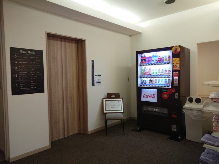 フロント階のエレベーターホールには自販機が設置されています