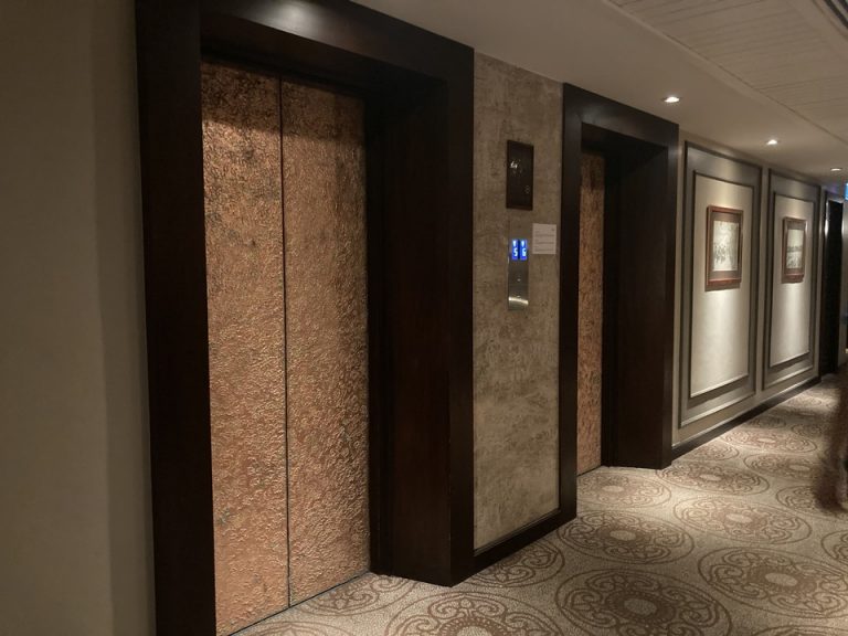 エレベーターホール客室階1