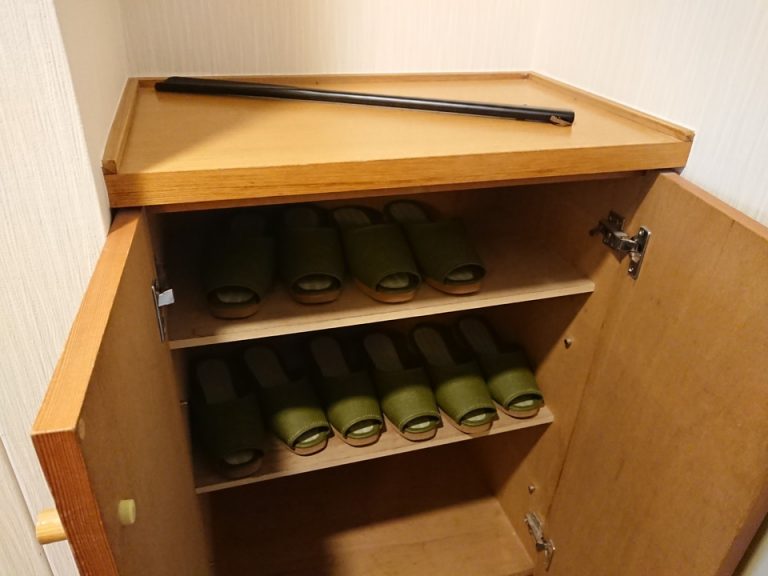 下足入れにはスリッパが用意されています