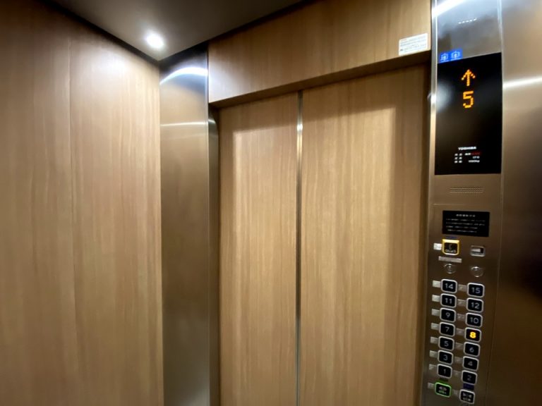 エレベーター内部