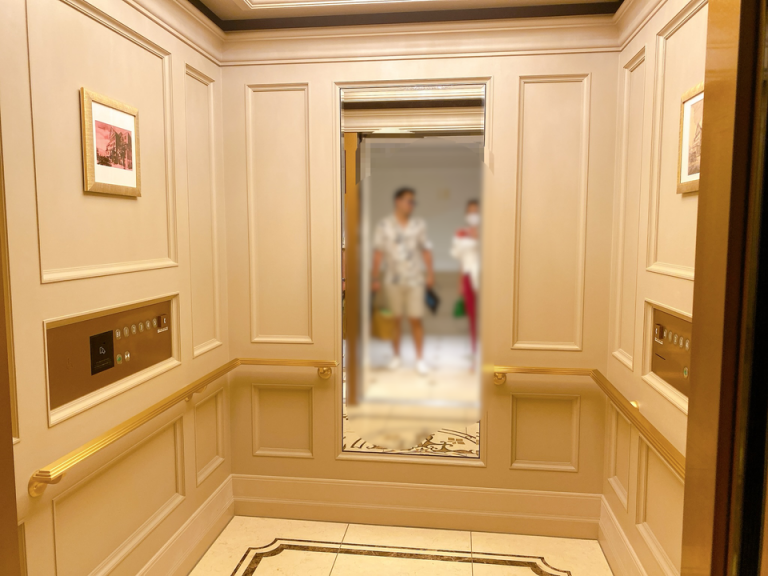 エレベーター内部