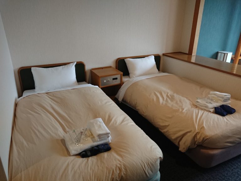 ベッド全体。マットレスは前のホテルから使っているもののようでややへたっている感じがしました。