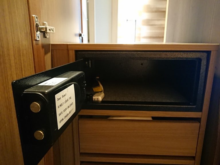 セーフティボックス(開けた状態) 使用方法の案内も置いてありました。