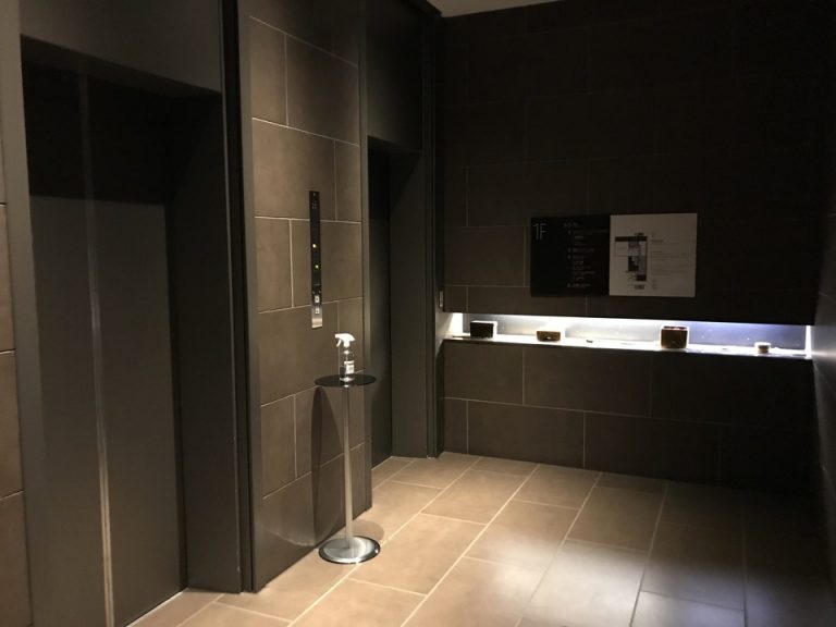 エレベーター1F1