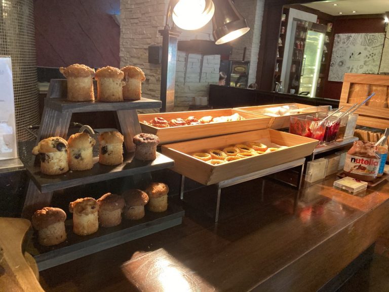 朝食ビュッフェパン類