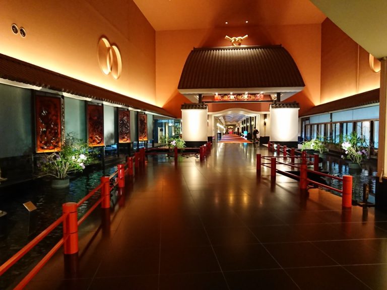 招きの大門をくぐるとラウンジ、カフェがあり少し賑やかな雰囲気に。