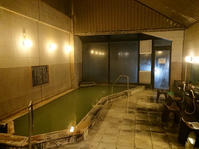 温泉(夜の様子)露天風呂は工事中で利用できず残念でした