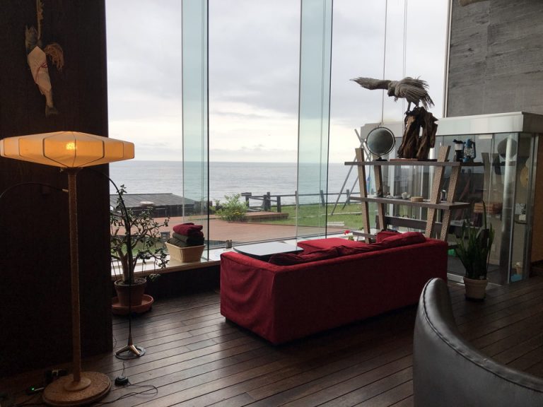 海が見えるラウンジ内