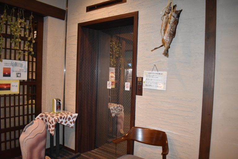 海の街を感じるエレベーターホールフロント階