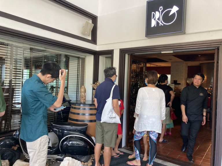 朝食会場入口(一時的に通常と違う会場でした)