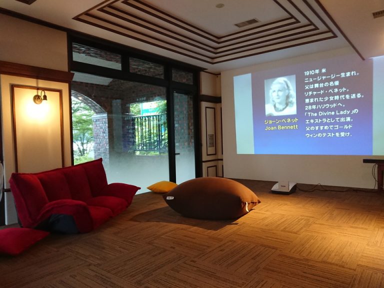 1階のレストランの奥には靴を脱いでのんびりくつろげるシアタールームがあります