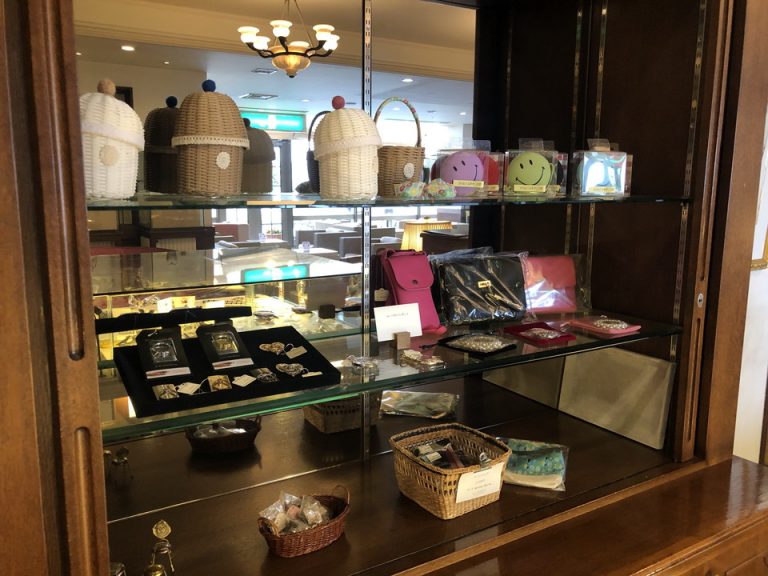 フロント横のアクセサリー小物展示&販売コーナー