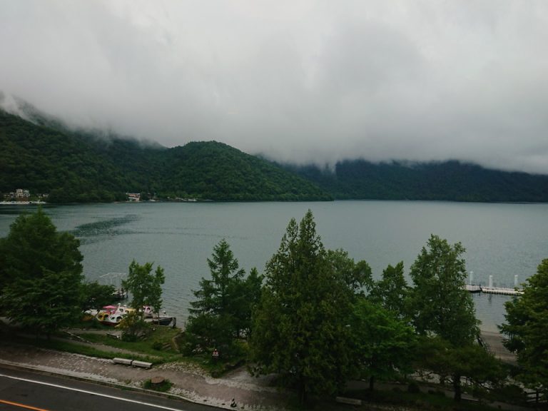 ツバメの糞はありますが、刻々と移ろう中禅寺湖の眺めは素晴らしいです