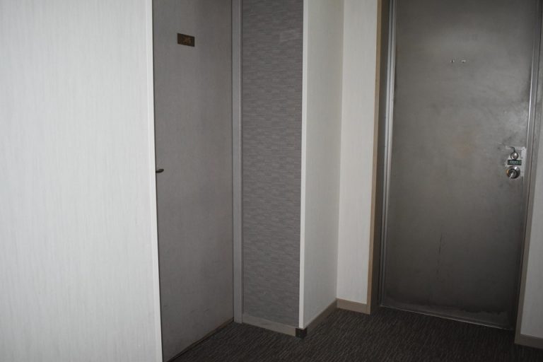 客室入口外観ドアと非常口