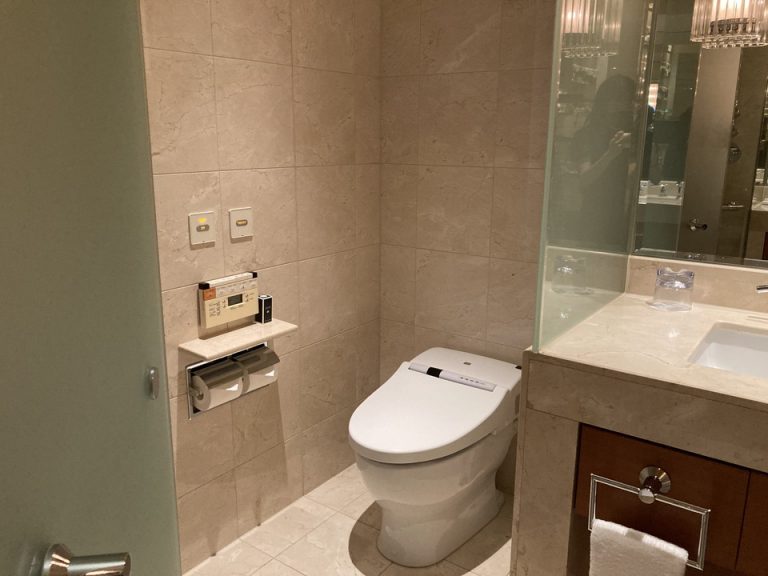 トイレです。トイレの扉に鍵は付いていませんでした!