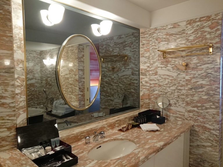 洗面台全体 広々としていて2人並んで使えます。バスタブにお湯を張っても鏡が曇ることはありませんでした。