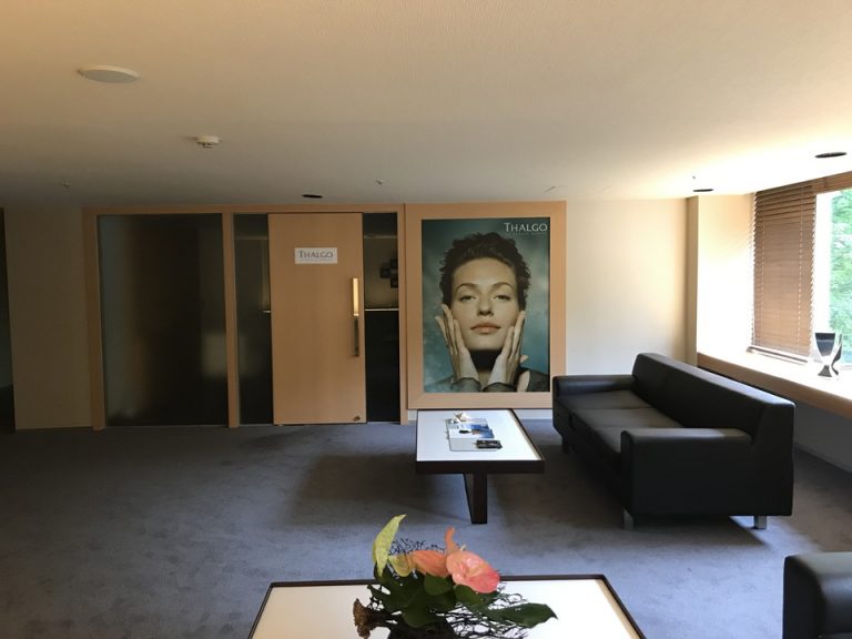 エステ2(入り口前)