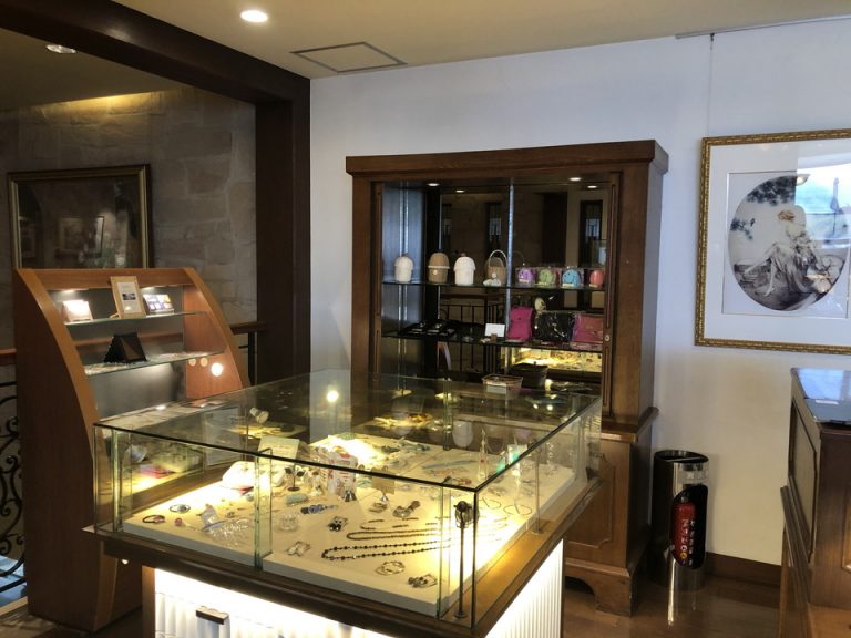 フロント横のアクセサリー展示&販売コーナー(1)