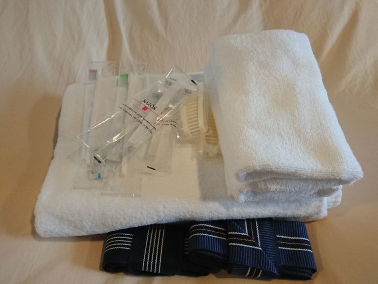 バスタオル、フェイスタオル、浴衣の帯、歯ブラシ、カミソリ、ブラシは2名分ずつベッドの上に用意されていました。大浴場を利用する際はタオルを持参します