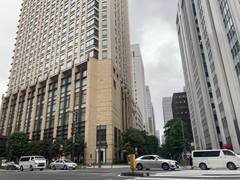 ホテル正面玄関の裏。有楽町駅側です。