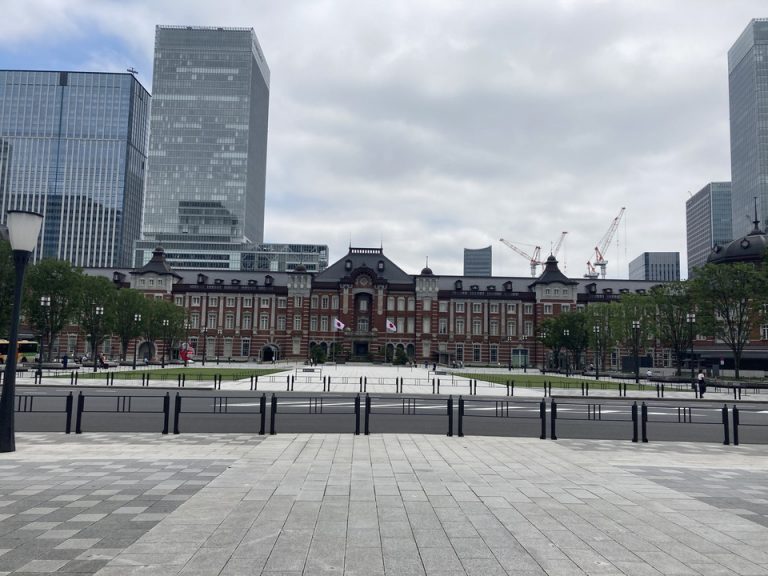 東京駅まで歩いて行けます。