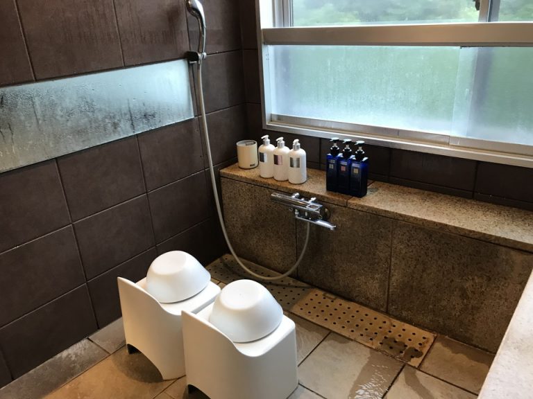 室内露天風呂2(シャンプー・コンディショナー・ボディソープは2種類用意されている)