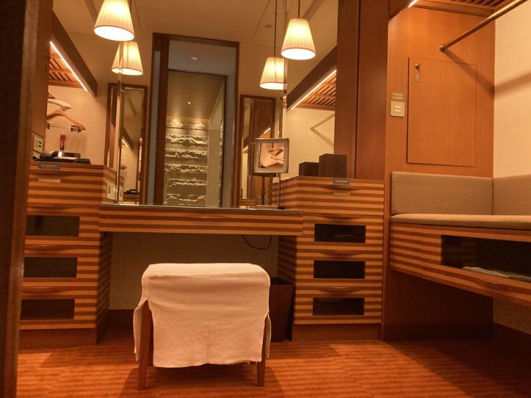 大きな鏡が特徴的なドレスルーム。