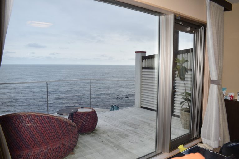 海が見える客室窓