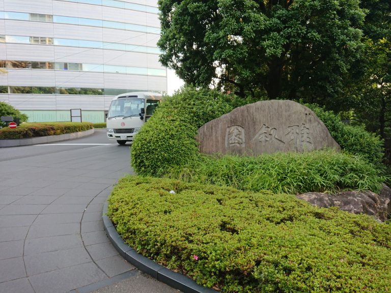 目黒駅、品川駅から送迎バスが出ています。