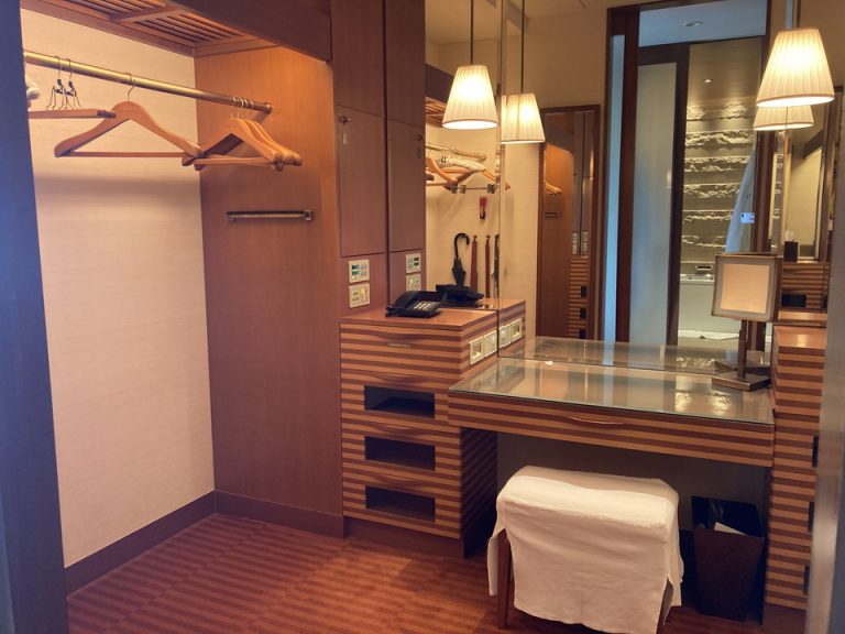ドレスルームになります。服やコートをたっぷりかけることができます。