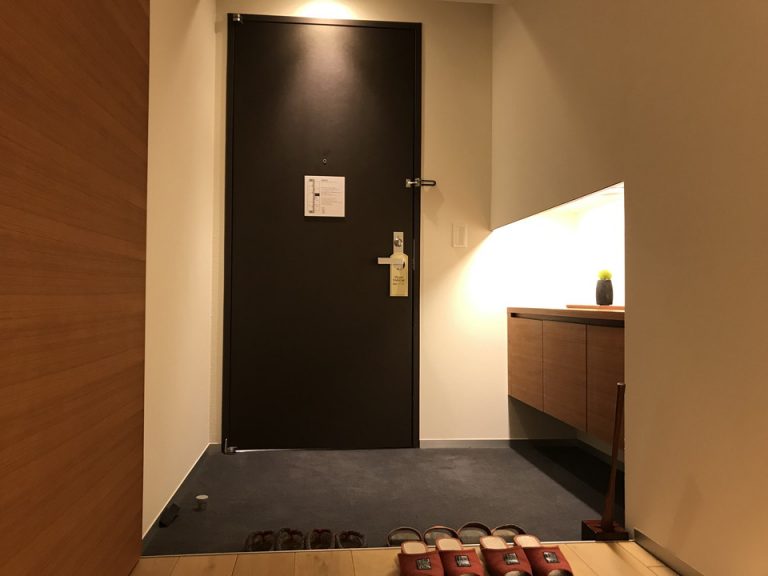 部屋 入り口内観2