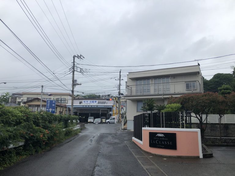 ホテルから国道方向に車の修理工場