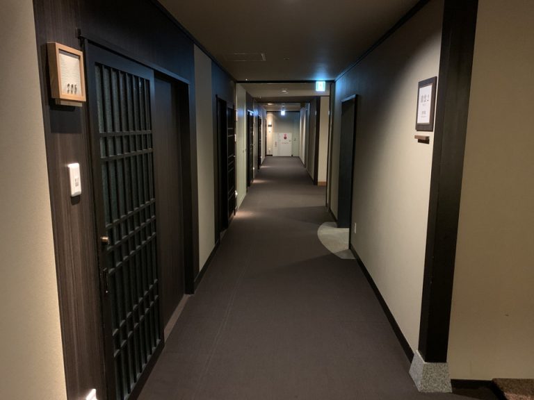 客室の入り口はシックな引き戸