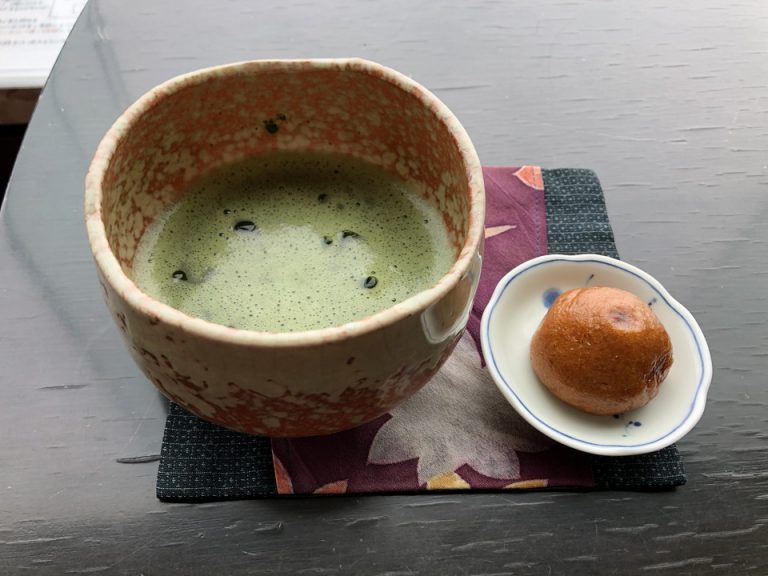 ウェルカムドリンクの抹茶とおまんじゅう
